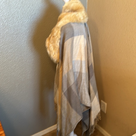 One size - beige and grey plaid shawl scarf with faux fur collar - Picture 4 of 4